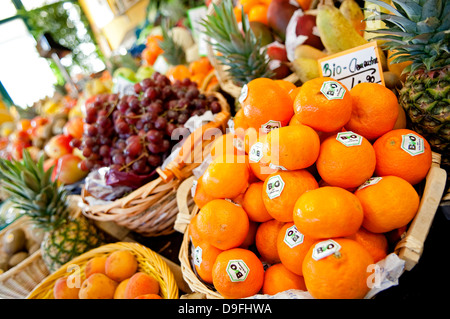 Avec des paniers de fruits fruits biologiques en magasin de fruits Banque D'Images