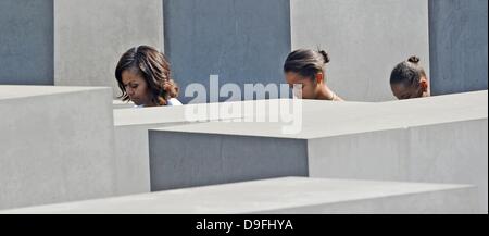 Berlin, Allemagne. 19 Juin, 2013. Première Dame Michelle Obama (L) visite le Mémorial aux Juifs assassinés d'Europe avec ses filles Sasha et Malia (R) à Berlin, Allemagne, le 19 juin 2013. Photo : Jens Meyer/dpa/Alamy Live News Banque D'Images