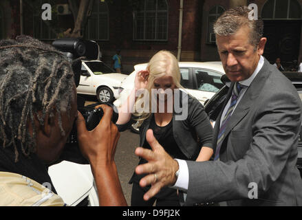 Lady Amelia Spencer, la fille de la princesse Diana's frère Charles, arrive à Cape Town Tribunal d'aujourd'hui qu'elle fait face à une accusation de voies de fait après avoir frappé à coups de pied et un homme avec des béquilles pendant un combat à un McDonald's drive-through Cape Town, Afrique du Sud - 03.03.11 Pas disponible en Afrique du Sud, disponible pour le reste du monde Banque D'Images