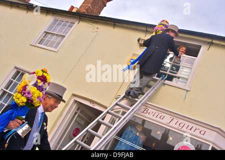 Tutti homme ordre croissant de bain pour recevoir un baiser, tous les jours, Hocktide annuel Festival, Hungerford, Berkshire, England, UK Banque D'Images