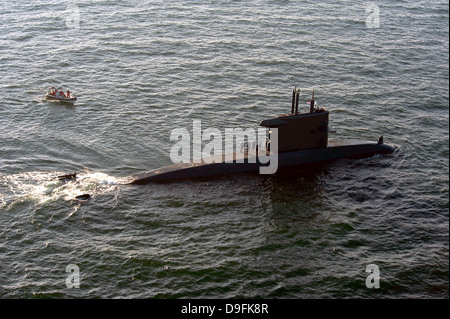 Une embarcation pneumatique à coque rigide s'approche du sous-marin de la Marine royale néerlandaise HNLMS Dolfijn lors de l'exercice Baltic Operations 15 juin 2013 dans la mer Baltique. Banque D'Images