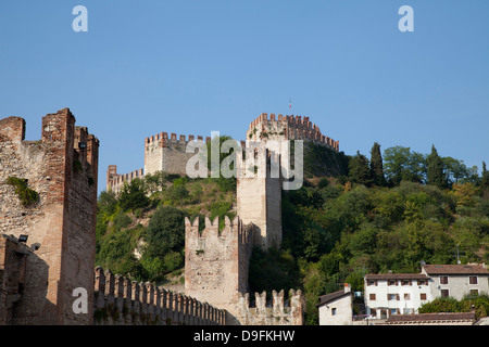 Château et remparts de la ville, Soave, Veneto, Italie Banque D'Images