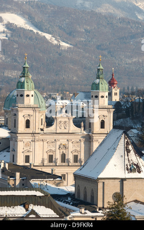 Cathédrale de Salzbourg et de montagnes couvertes de neige derrière, Salzbourg, Autriche Banque D'Images