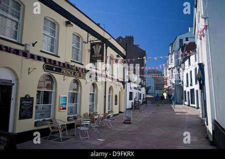 Street dans le centre-ville, Ilfracombe, Devon, England, UK Banque D'Images