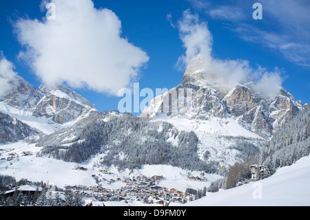 Vue de Corvara et Sassongher Mountain de la station de ski d'Alta Badia, dans les Dolomites dans le Tyrol du Sud, Italie Banque D'Images