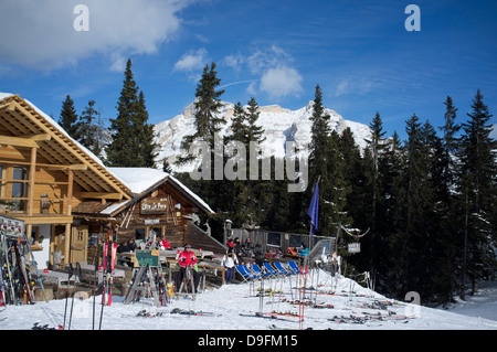 Un restaurant de montagne à la station de ski Alta Badia, dans les Dolomites dans le Tyrol du Sud, Italie Banque D'Images