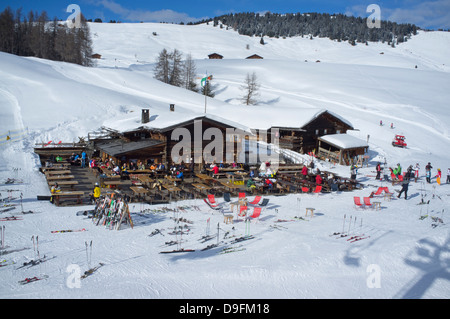 Vue aérienne d'un restaurant à l'Alpe di Suisi ski resort, près de la ville d'Ortisei, dans les Dolomites, le Tyrol du Sud, Italie Banque D'Images