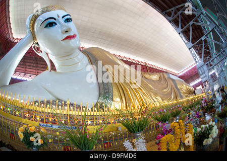 Le 70m de long Chaukhtatgyi Bouddha couché à Chaukhtatgyi Paya, Yangon (Rangoon), le Myanmar (Birmanie) Banque D'Images