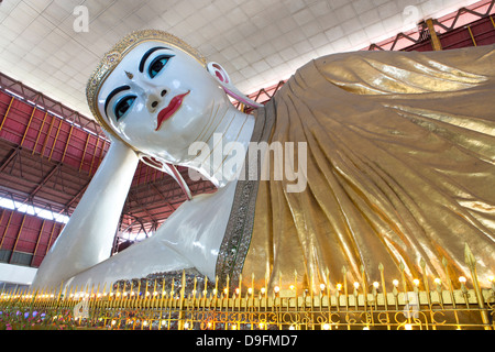 Le 70m de long Chaukhtatgyi Bouddha couché à Chaukhtatgyi Paya, Yangon (Rangoon), le Myanmar (Birmanie) Banque D'Images