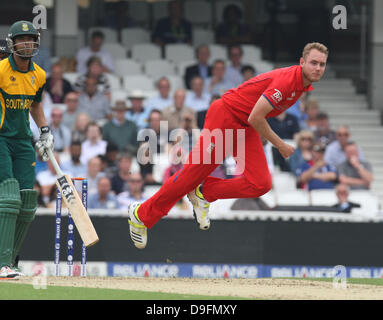 Londres, Royaume-Uni. 19 Juin, 2013. Stuart large de l'Angleterre La pétanque au cours de l'ICC Champions trophy fixture demi-finale entre l'Angleterre et l'Afrique de l'Ovale. Plus ImagesSports Crédit : Action Images/Alamy Live News Banque D'Images