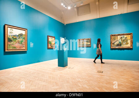 Londres, Royaume-Uni. 19 juin 2013. Hannah Talbot, le marketing à l'managar Courtauld Gallery marche dernières toiles et une sculpture en marbre par post-peintre impressionniste Paul Gauguin à la Courtauld Gallery. Credit : Piero Cruciatti/Alamy Live News Banque D'Images