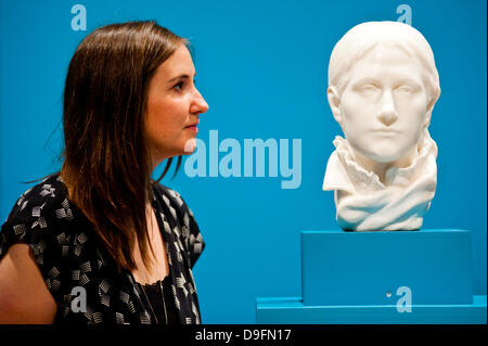 Londres, Royaume-Uni. 19 juin 2013. Hannah Talbot, le marketing à l'managar Courtauld Gallery, regarde "Portrait de Mette Gauguin 1879-1880" de Paul Gauguin, l'une des deux seules sculptures en marbre jamais créée par l'artiste. Credit : Piero Cruciatti/Alamy Live News Banque D'Images