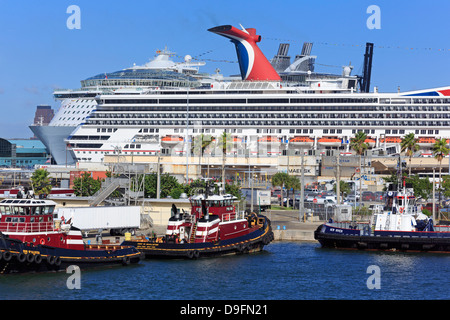 Des remorqueurs et des navires de croisière de Port Everglades, Fort Lauderdale, Florida, USA Banque D'Images