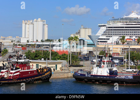 Des remorqueurs et des navires de croisière de Port Everglades, Fort Lauderdale, Florida, USA Banque D'Images