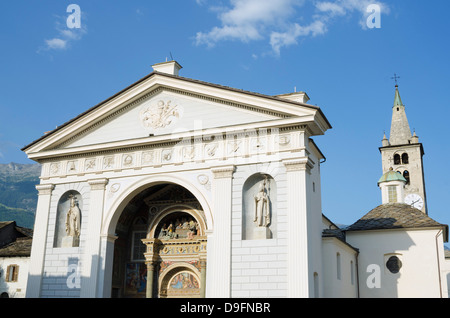 Façade du Duomo, la cathédrale d'Aoste, Aoste, vallée d'aoste, Italie Banque D'Images