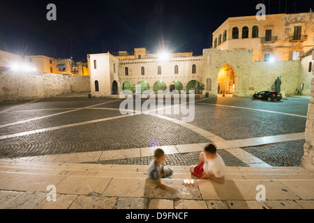 Les enfants à l'extérieur de la Basilique San Nicola, Bari, Pouilles, Italie Banque D'Images