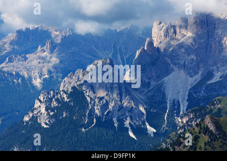 Les pics de Rosengarten robuste dans les dolomites près de Canazei, Trentino-Alto Adige, Italie Banque D'Images