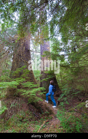 Randonnée dans le Parc Provincial Naikoon, Haida Gwaii (îles de la Reine Charlotte), British Columbia, Canada Banque D'Images