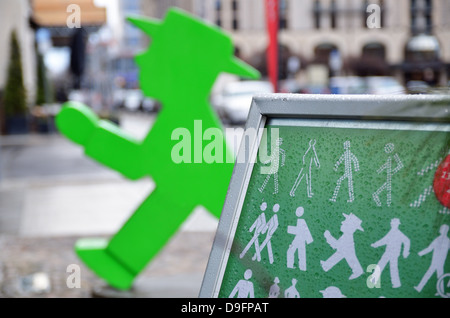 Green Ampelmännchen, Berlin, Allemagne - Jan 2012 Banque D'Images