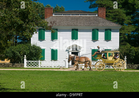 Stagecoach tiré par des chevaux à Old Sturbridge Village, un musée retraçant la vie de la Nouvelle-Angleterre au début, Massachusetts, New England, USA Banque D'Images