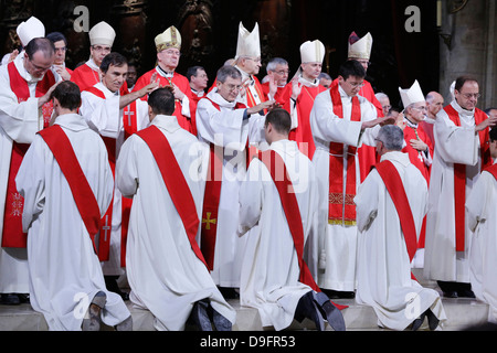Prêtre ordinations à la cathédrale Notre-Dame de Paris, Paris, France Banque D'Images