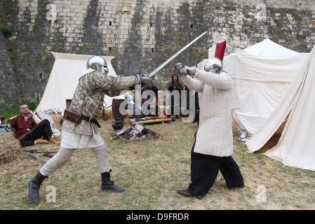 Bataille de chevaliers, la fête médiévale de Provins, classée au Patrimoine Mondial de l'UNESCO, Seine et Marne, Ile-de-France, France Banque D'Images