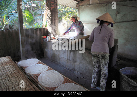 Usine de nouilles de riz, Delta du Mékong, la province de Can Tho, Vietnam, Indochine, Asie du sud-est Banque D'Images