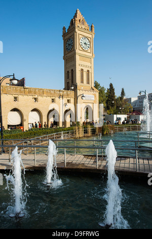 Grande place avec fontaines d'eau au-dessous de la citadelle d'Erbil (Hawler), capitale de l'Irak Kurdistan, Iraq, Middle East Banque D'Images