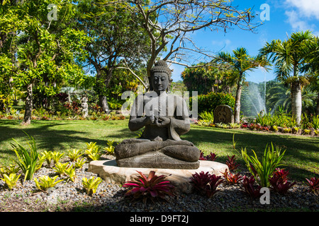 Statues bouddhiques dans le jardin botanique à l'île de Nevis, Saint Kitts et Nevis, Caraïbes Banque D'Images