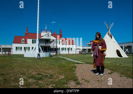 Indian girl habillé en face d'une telle habitation à Fort Union, Dakota du Nord, USA Banque D'Images