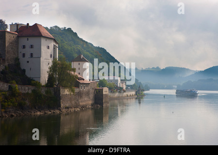 Bateau de croisière passant au bord du Danube, dans la brume matinale, Passau, Bavière, Allemagne Banque D'Images