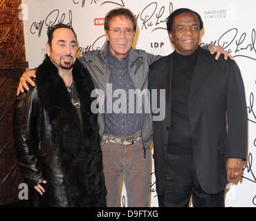 David Gest, Cliff Richard et Lamont Dozier Cliff Richard annonce son nouvel album avec une conférence de presse et photocall à Gilgamesh, les Écuries du marché. Londres, Angleterre - 07.03.11 Banque D'Images