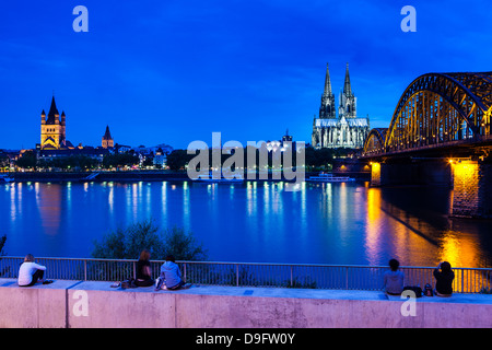 Pont du Rhin et de la cathédrale au-dessus de la rivière du Rhin la nuit, Cologne, Rhénanie du Nord-Westphalie, Allemagne Banque D'Images