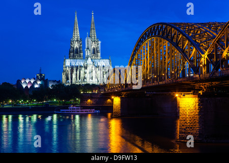 Pont du Rhin et de la cathédrale au-dessus de la rivière du Rhin la nuit, Cologne, Rhénanie du Nord-Westphalie, Allemagne Banque D'Images