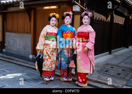 Habillé traditionnellement Geishas dans le vieux quartier de Kyoto, Japon Banque D'Images