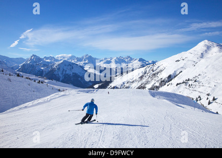 Skieurs sur piste bleue Levasset en hiver soleil, Champagny, La Plagne, Alpes, France Banque D'Images