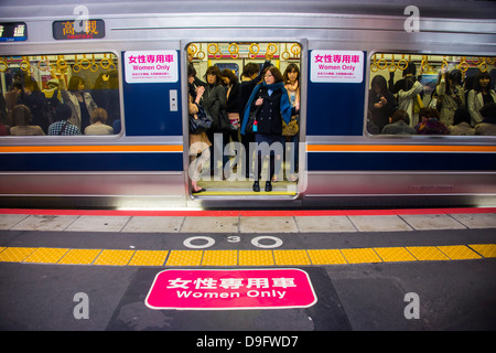 Compartiment de la femme spéciale sur le train à Kyoto, Japon Banque D'Images