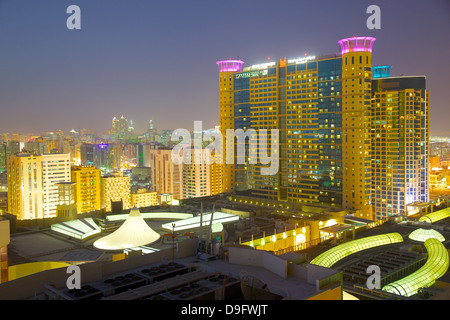 Hotel Grand Millennium Al Wahda Mall et au crépuscule, Abu Dhabi, Émirats arabes unis, Moyen Orient Banque D'Images