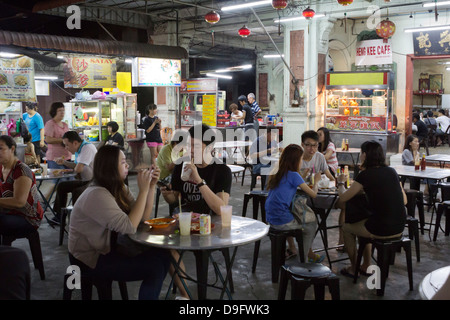 Des stands de nourriture de nuit dans le quartier chinois, Georgetown, Pulau Penang, Malaisie, en Asie du sud-est Banque D'Images