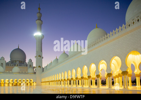 Mosquée Sheikh Zayed Bin Sultan Al Nahyan, au crépuscule, Abu Dhabi, Émirats arabes unis, Moyen Orient Banque D'Images