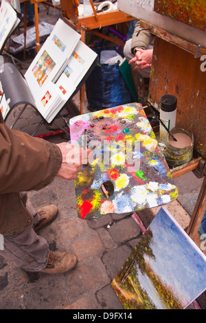 Un artiste de rue à l'œuvre dans la célèbre Place du Tertre à Montmartre, Paris, France Banque D'Images