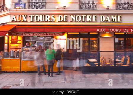 Les touristes font la queue pour un en-cas rapide à l'extérieur d'un restaurant à Paris, France Banque D'Images