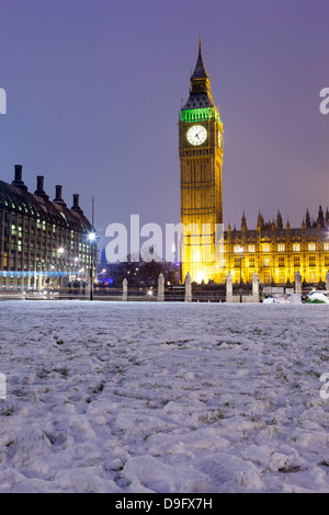 Chambres du Parlement et Big Ben dans la neige, la place du Parlement, Westminster, London, England, UK Banque D'Images