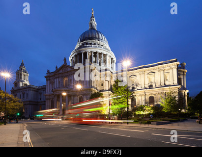 La Cathédrale St Paul la nuit, Londres, Angleterre, Royaume-Uni Banque D'Images