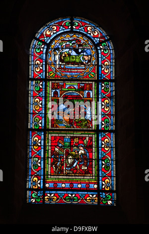 Un 12e siècle vitrail dans la nef de saint-julien du cathédrale du Mans, Le Mans, Sarthe, Pays de la Loire, France Banque D'Images