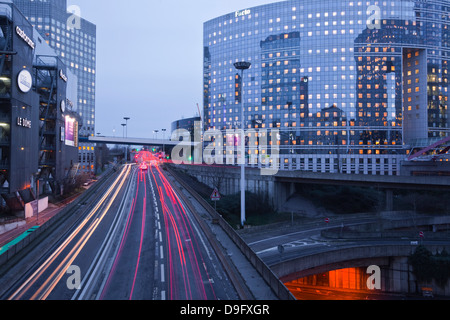 Soirée le trafic circulant dans le domaine de la Défense, Paris, France Banque D'Images