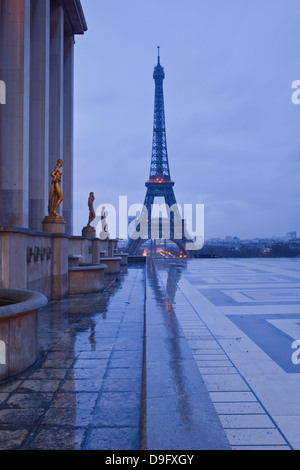 La Tour Eiffel sous des nuages de pluie, Paris, France Banque D'Images