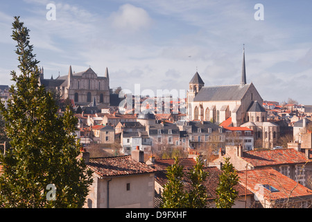 La ville de Poitiers avec la cathédrale de Saint Pierre au sommet de la colline, Poitiers, Vienne, Poitou-Charentes, France Banque D'Images