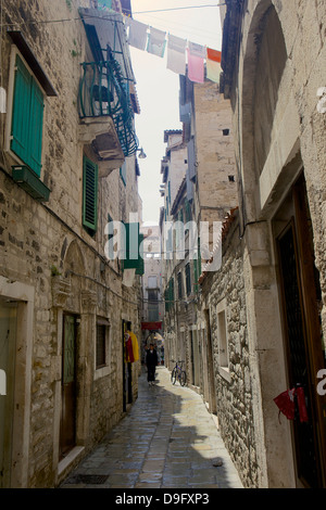 Retour rue avec des bâtiments traditionnels en pierre à Split, Croatie Banque D'Images