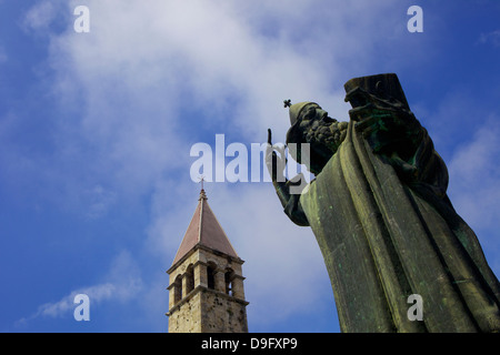 Statue de Grgur Ninski (Grégoire de Nin) par Ivan Mestrovic, et le Campanile (clocher), Split, Croatie, la côte dalmate Banque D'Images